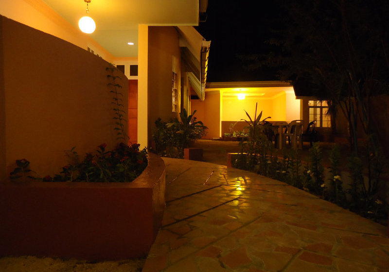 פנסיון Shiny Beach