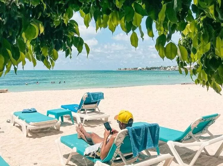 Hotel Cocoplum Beach