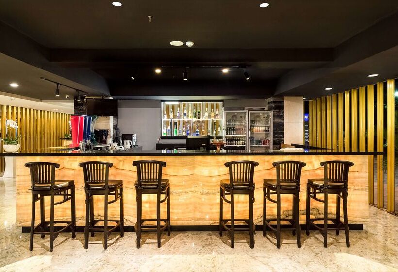 ホテル Kyriad Royal Seminyak Bali