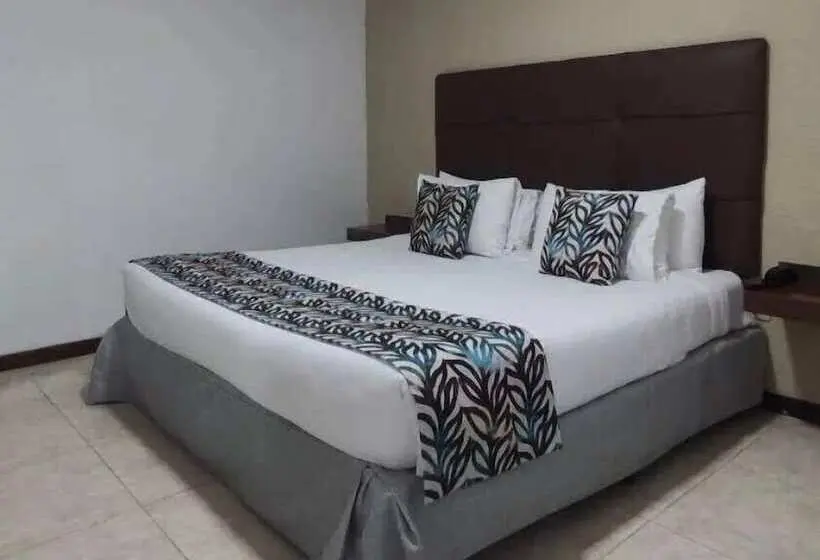 هتل Miramar Suites