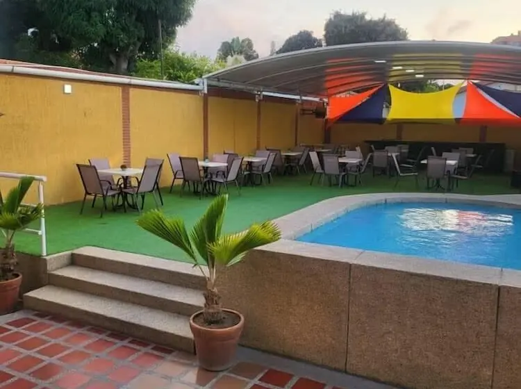 هتل Miramar Suites
