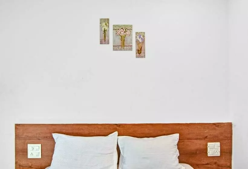 Hotelli Capital O 85392 La Perla Resorts