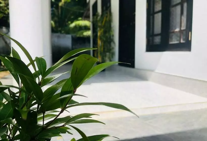 Majatalo Sea Hub Resort Midigama