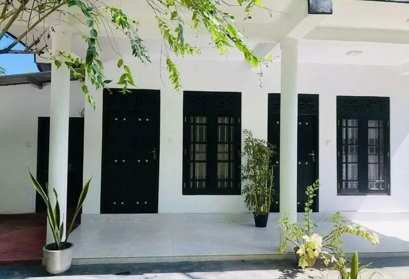 Majatalo Sea Hub Resort Midigama