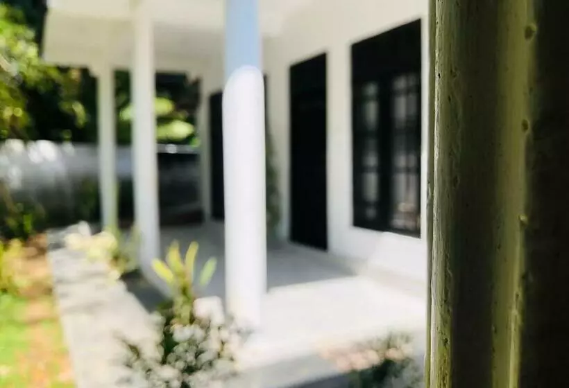 Majatalo Sea Hub Resort Midigama