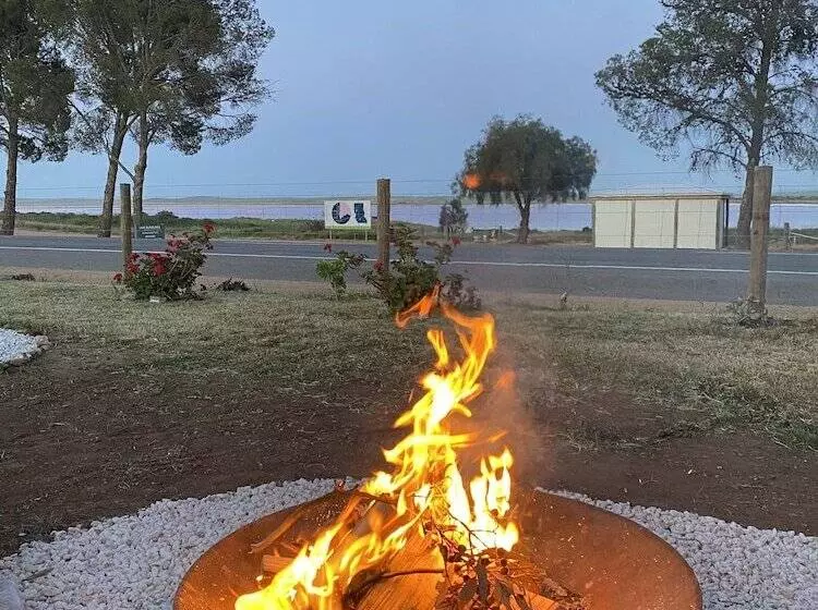 Aamiaismajoitus (B&B) Pink Lake Tiny House    Peony