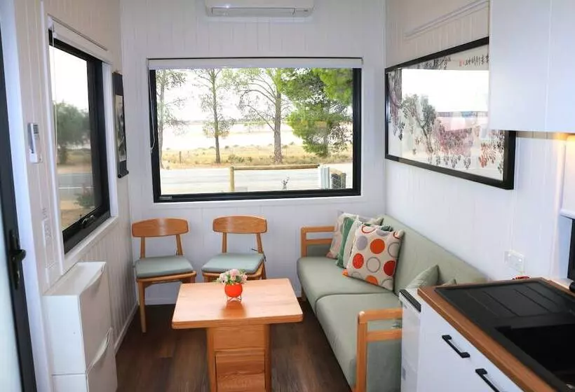 Aamiaismajoitus (B&B) Pink Lake Tiny House    Peony