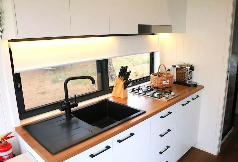 Aamiaismajoitus (B&B) Pink Lake Tiny House    Peony