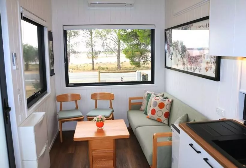 Aamiaismajoitus (B&B) Pink Lake Tiny House    Peony