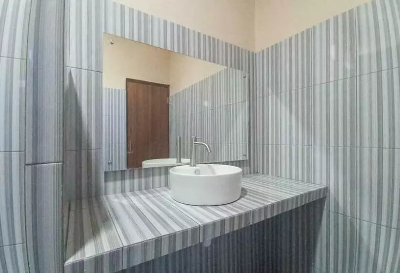 ホテル Reddoorz @ Waena Jayapura