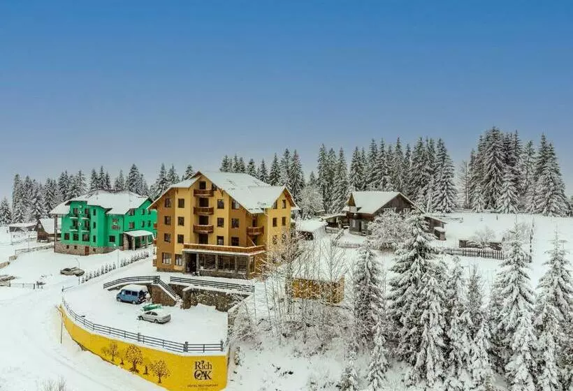 ホテル Rich Oak   готель з відкритим панорамний басейном