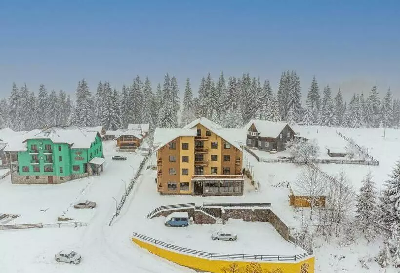 ホテル Rich Oak   готель з відкритим панорамний басейном