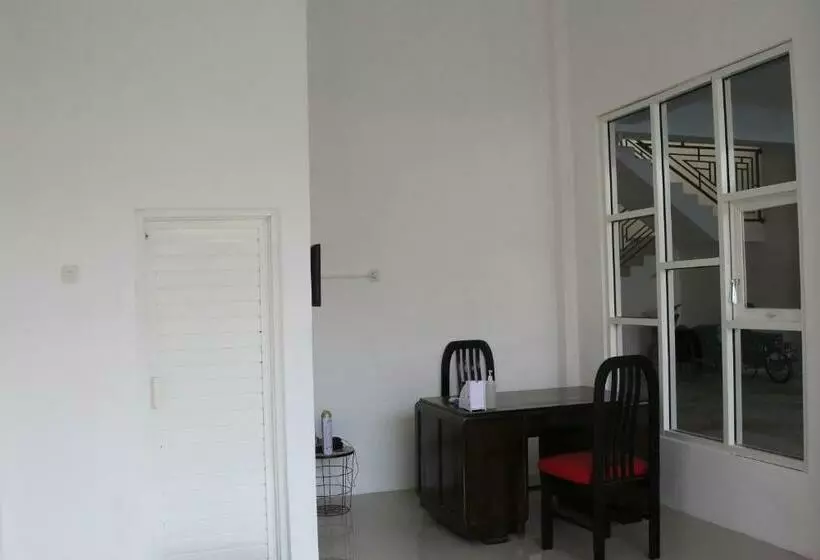 Hotelli Reddoorz Syariah Near Suncity Mall Madiun