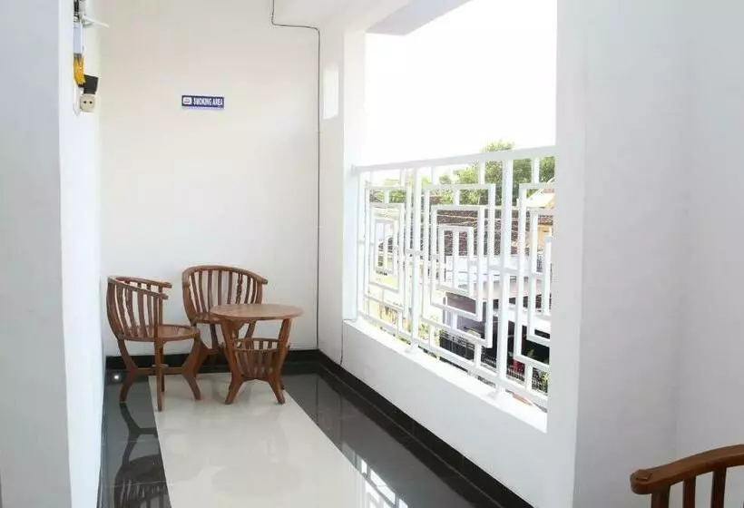 Hotelli Reddoorz Syariah Near Suncity Mall Madiun