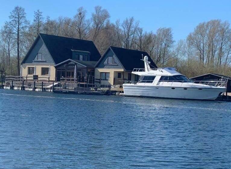 Ausflugsrestaurant & Pension Aalbude & Hausfloßvermietung Am Kummerower See