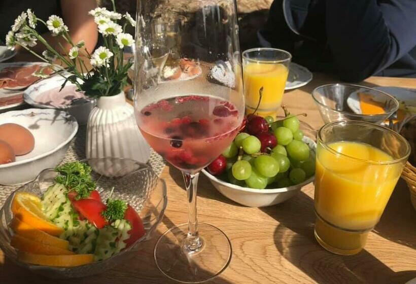 Ausflugsrestaurant & Pension Aalbude & Hausfloßvermietung Am Kummerower See