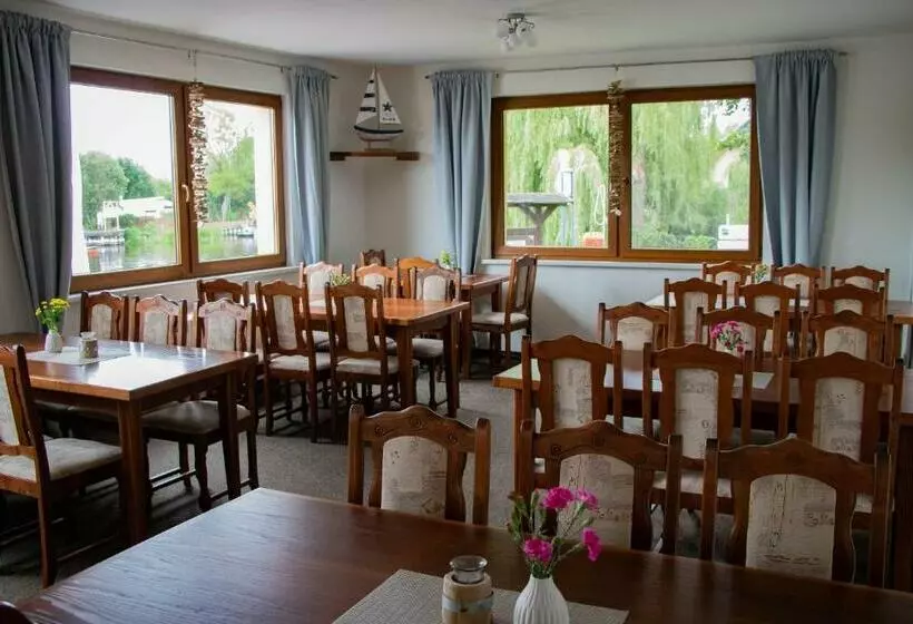 Ausflugsrestaurant & Pension Aalbude & Hausfloßvermietung Am Kummerower See