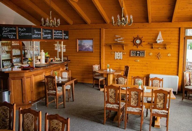 Ausflugsrestaurant & Pension Aalbude & Hausfloßvermietung Am Kummerower See