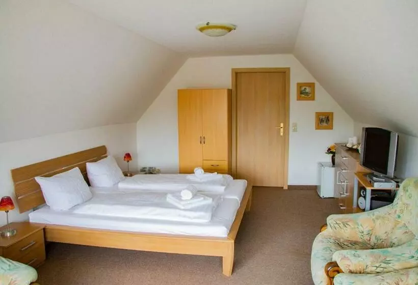 Ausflugsrestaurant & Pension Aalbude & Hausfloßvermietung Am Kummerower See