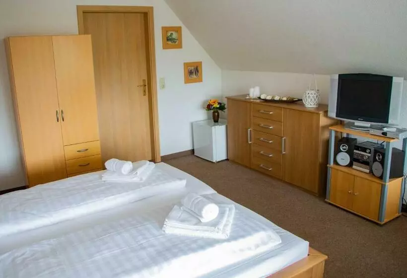 Ausflugsrestaurant & Pension Aalbude & Hausfloßvermietung Am Kummerower See