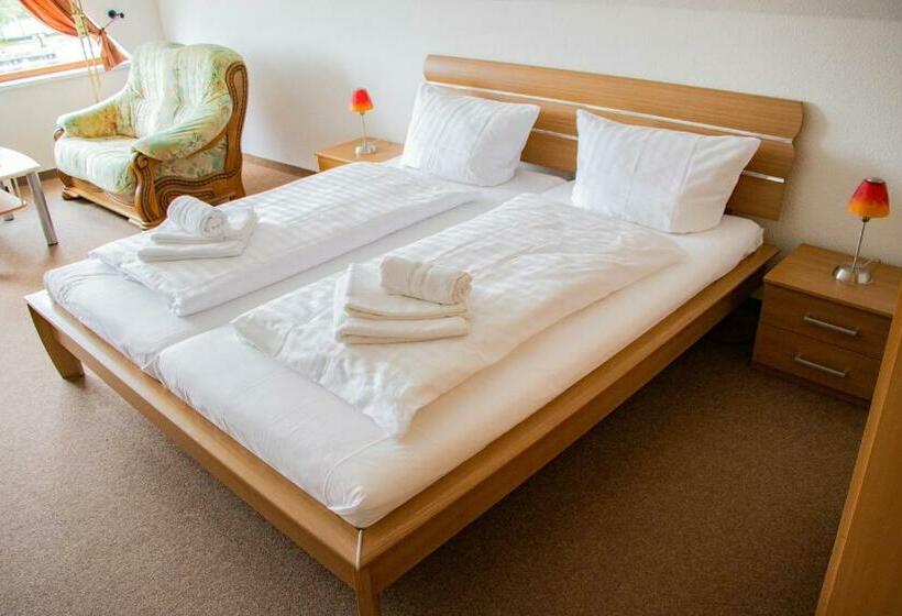 Ausflugsrestaurant & Pension Aalbude & Hausfloßvermietung Am Kummerower See