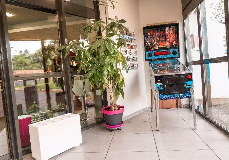 בית מלון כפרי Ibis Styles Castres