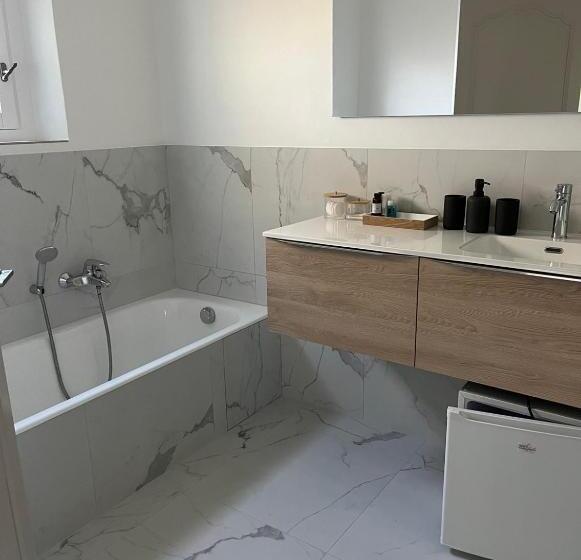 تختخواب و صبحانه Villa Made