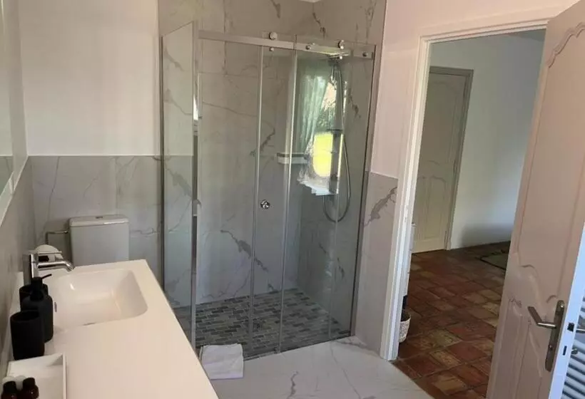 تختخواب و صبحانه Villa Made