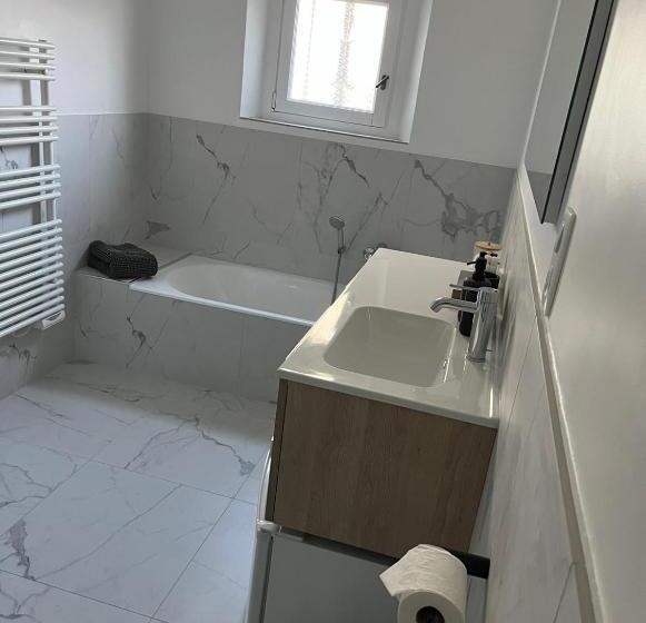 تختخواب و صبحانه Villa Made