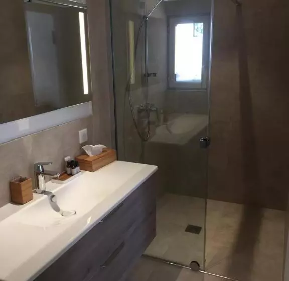 تختخواب و صبحانه Villa Made