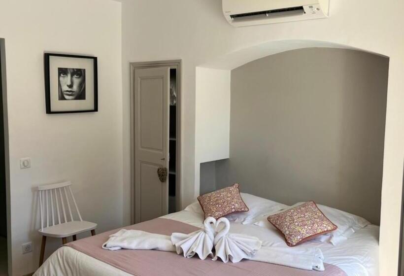 تختخواب و صبحانه Villa Made