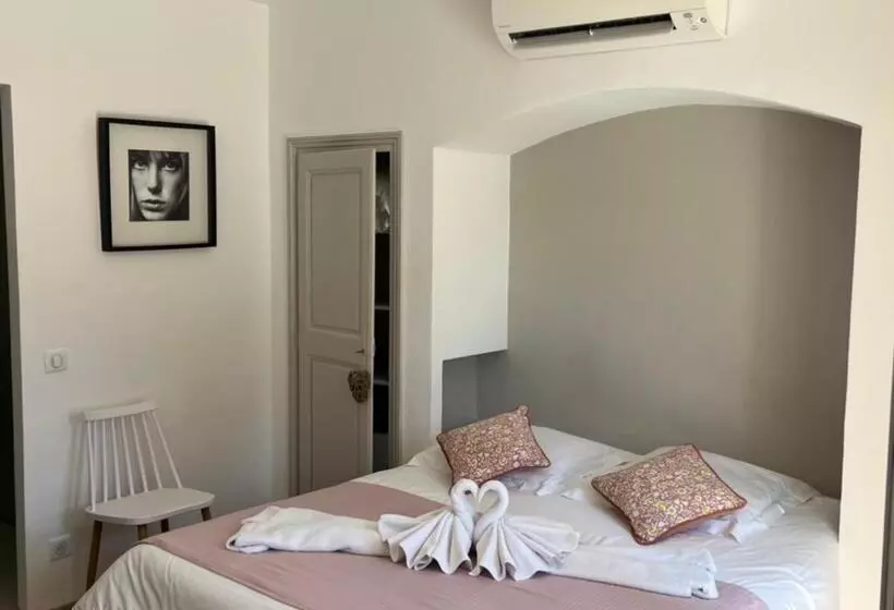 تختخواب و صبحانه Villa Made