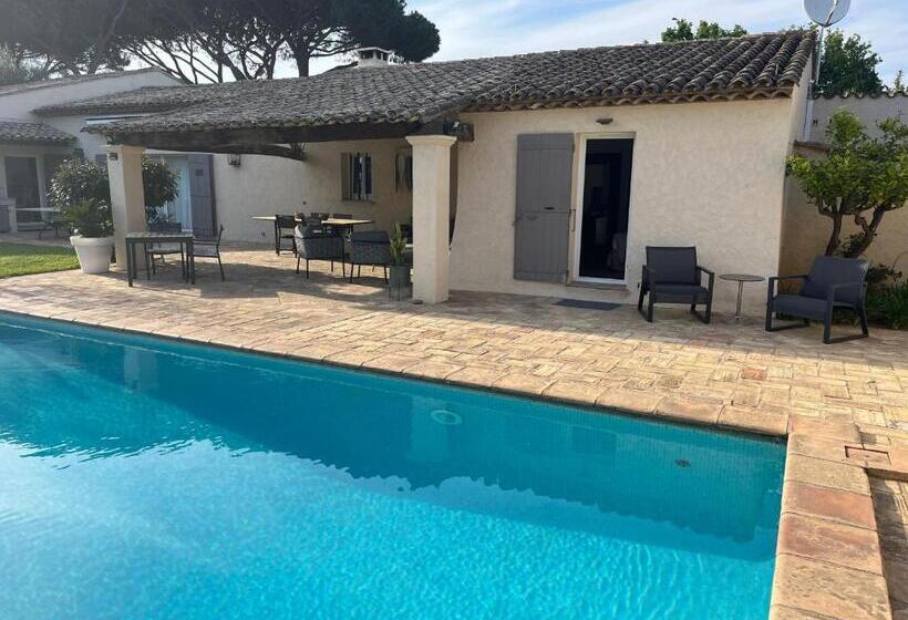 تختخواب و صبحانه Villa Made