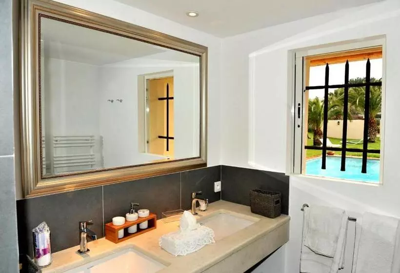 تختخواب و صبحانه Villa Made