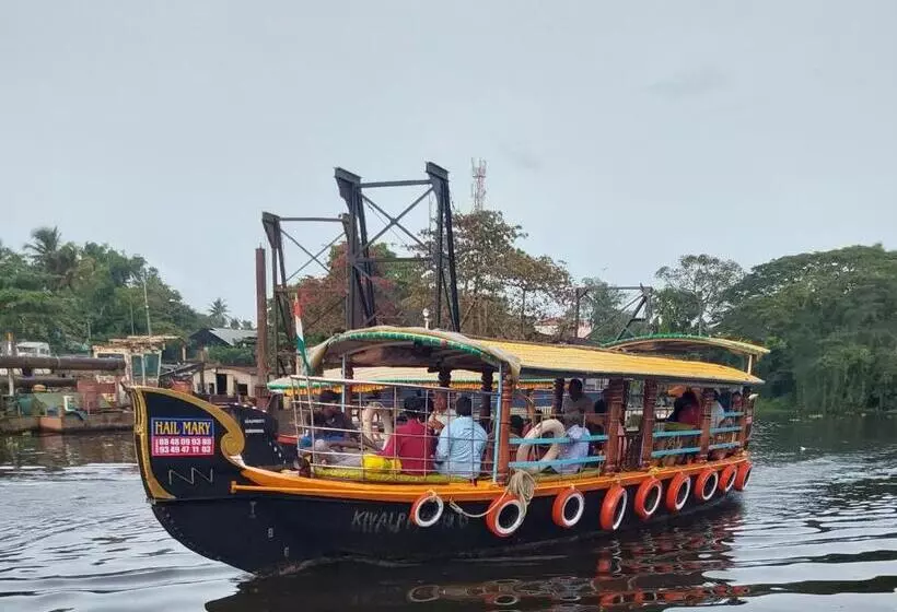 ペンション Johnson S Homestay   Ecohouseboat