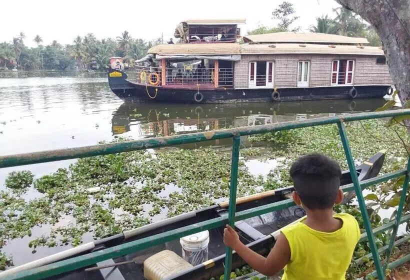 ペンション Johnson S Homestay   Ecohouseboat