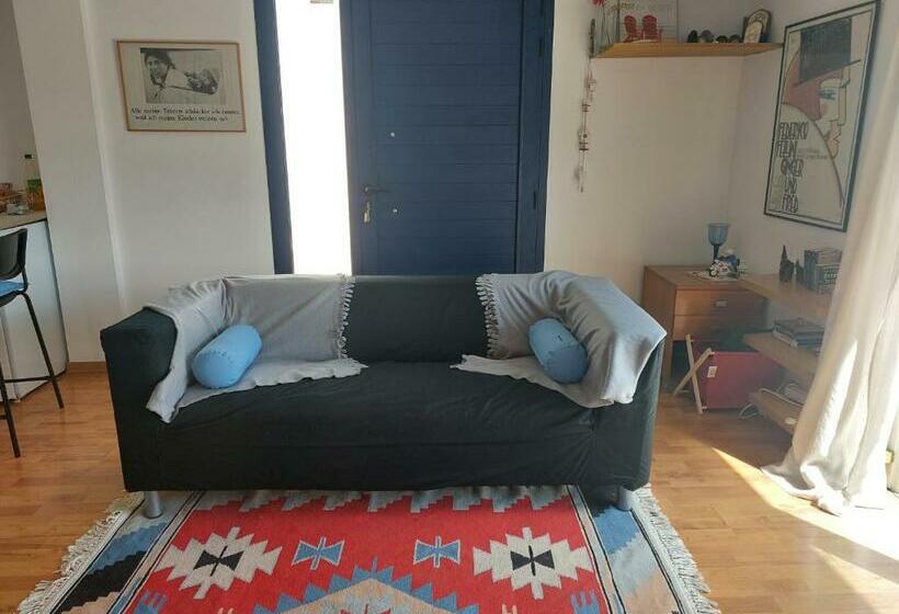 Pensjonat Studio Room Ensuite By The Beach, Entire Independent Unit