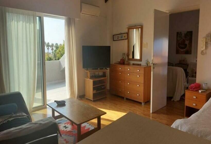 Pensjonat Studio Room Ensuite By The Beach, Entire Independent Unit