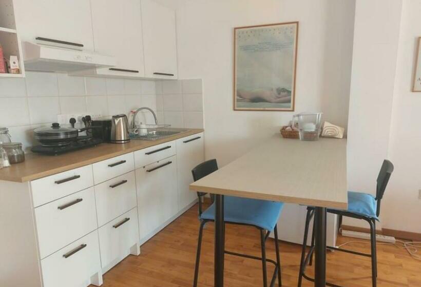 Pensjonat Studio Room Ensuite By The Beach, Entire Independent Unit