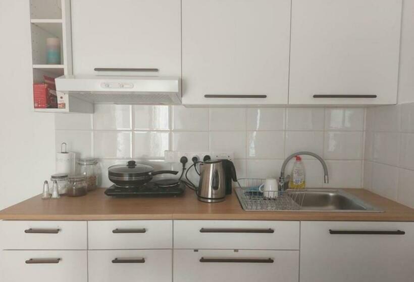 Pensjonat Studio Room Ensuite By The Beach, Entire Independent Unit