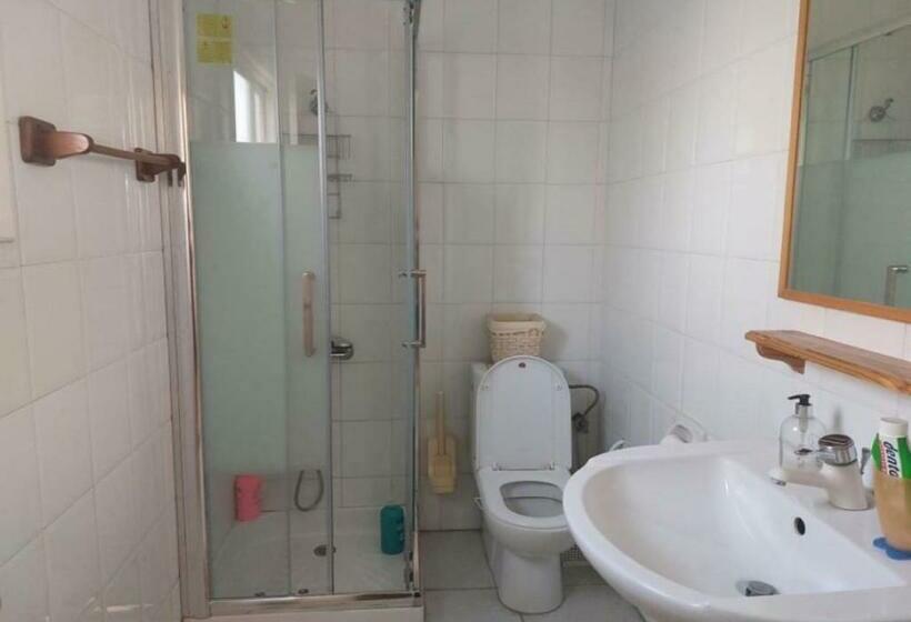 Pensjonat Studio Room Ensuite By The Beach, Entire Independent Unit