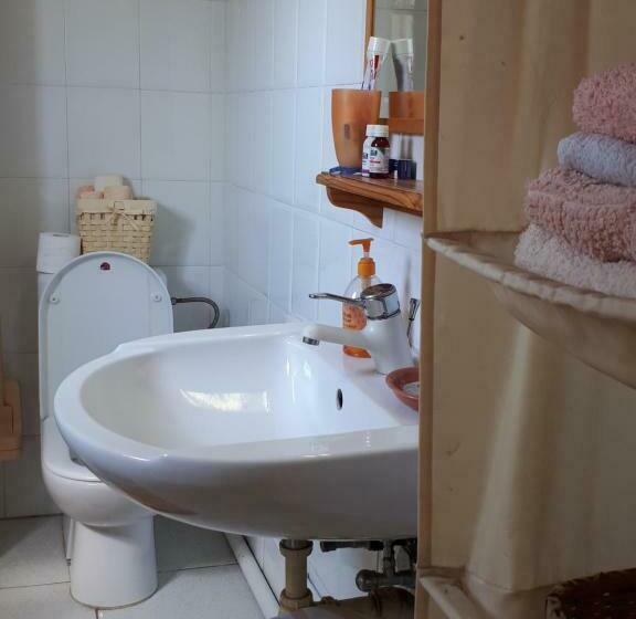 Pensjonat Studio Room Ensuite By The Beach, Entire Independent Unit