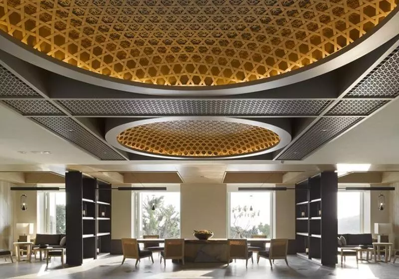 Отель Gloria Manor