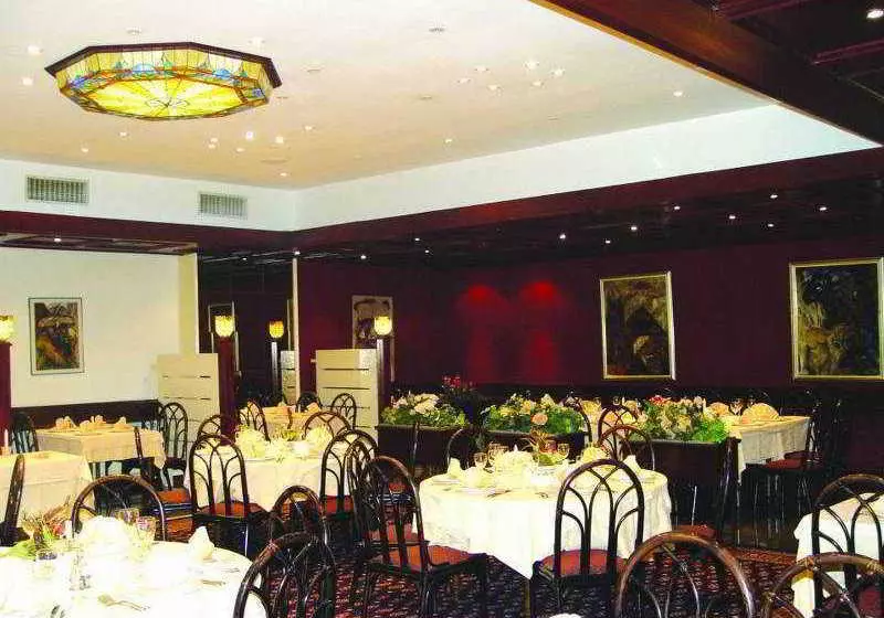 酒店 Petrol Company