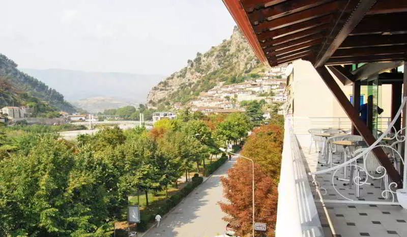 酒店 & Restaurant White City