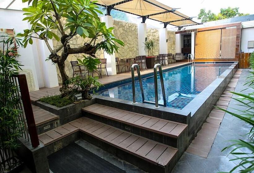 Favor Hotel Makassar City Center By Life