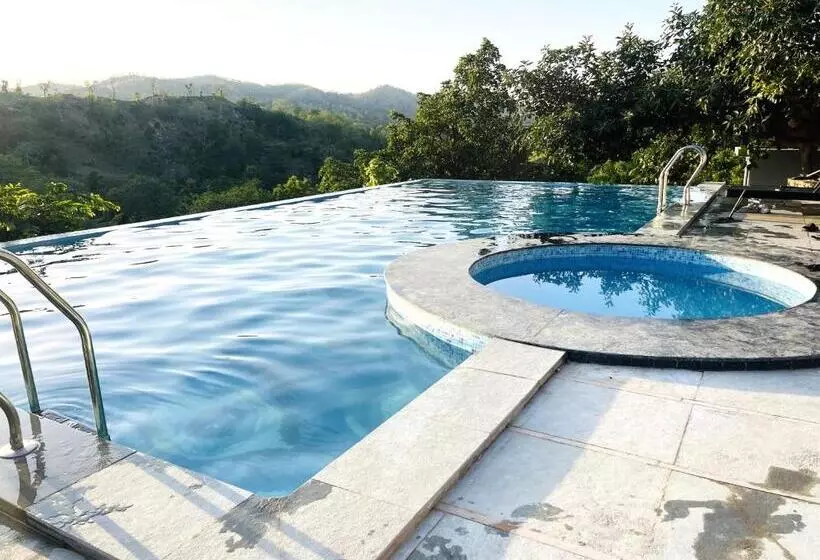 ホテル The Sky Imperial Pavoreal Jungle Resort
