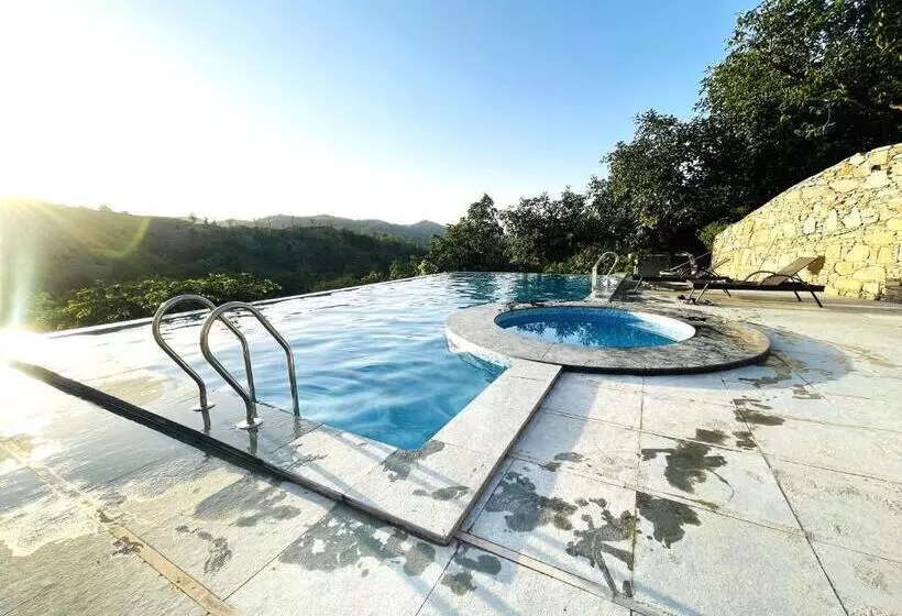 ホテル The Sky Imperial Pavoreal Jungle Resort
