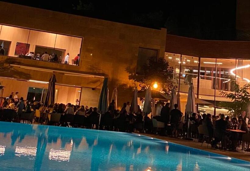 Oakridge Hotel & Spa