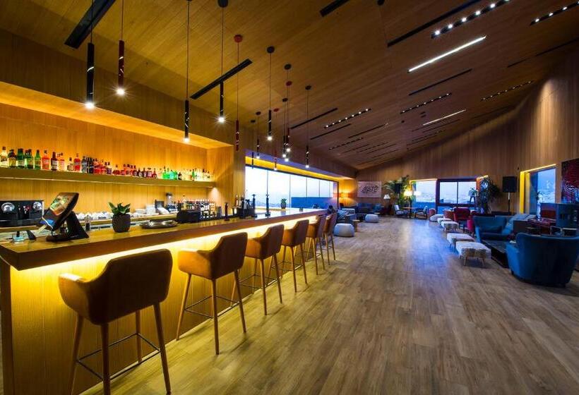 Oakridge Hotel & Spa